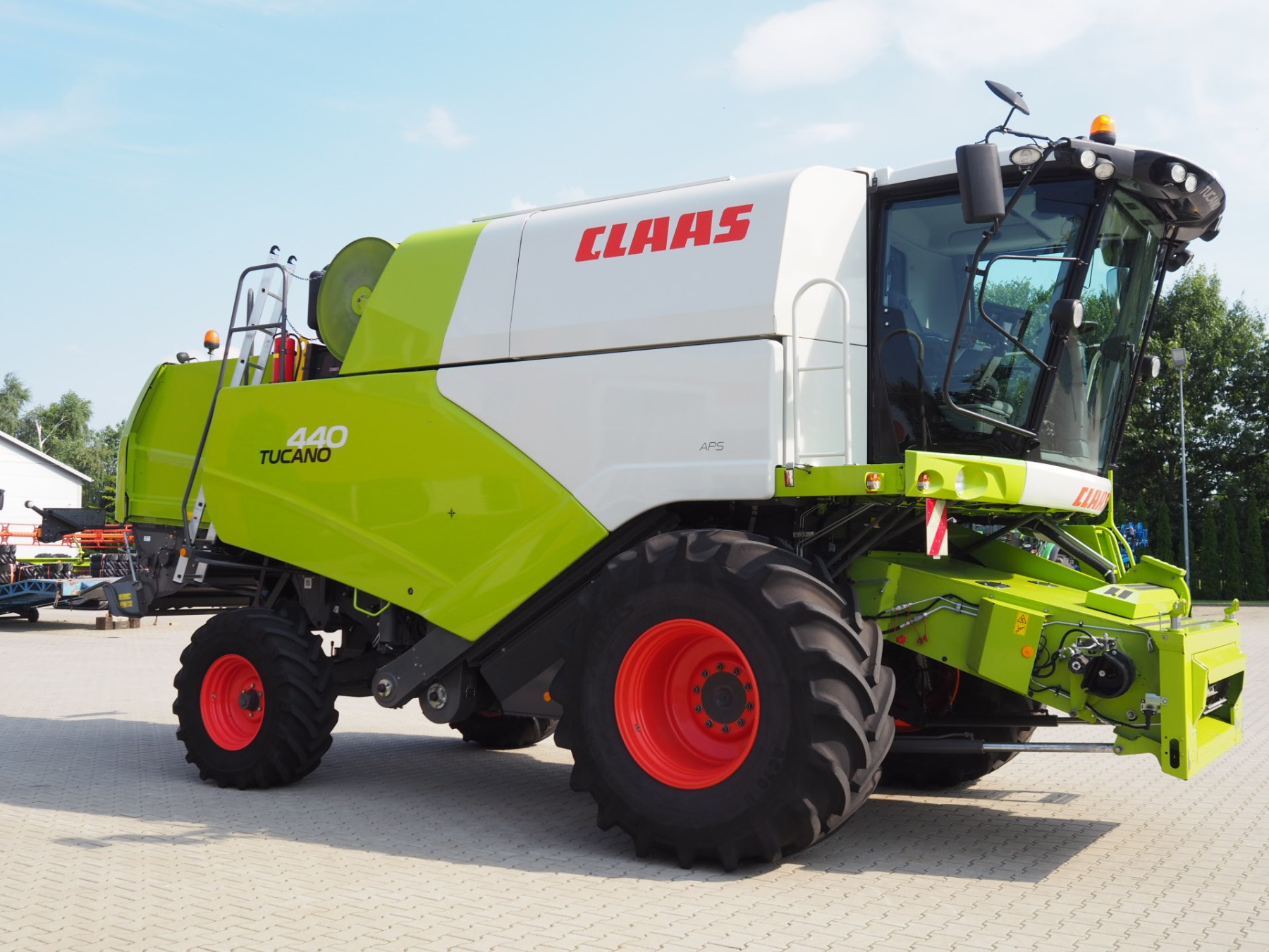 CLAAS Tucano 440 + V620