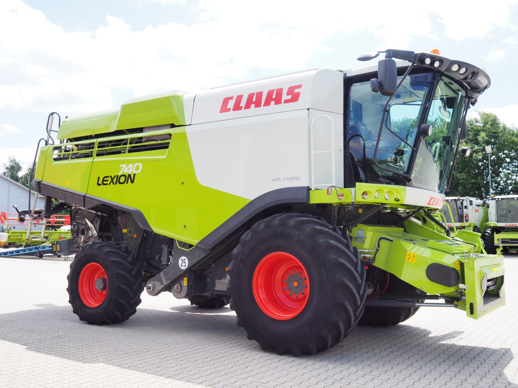 CLAAS Lexion 740 4x4 + V680