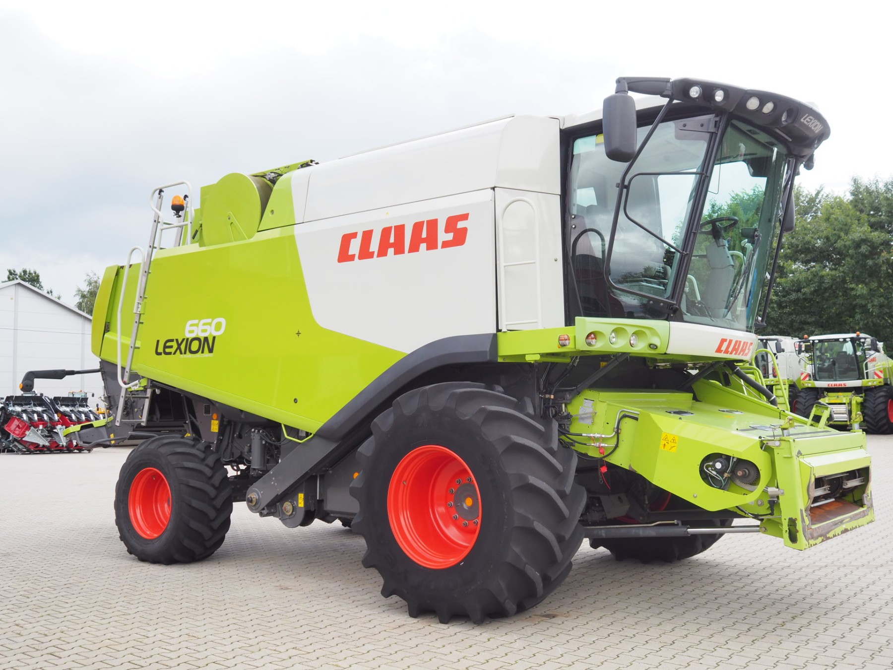 CLAAS Lexion 660 + V750